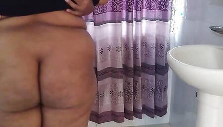 Syrian maid cleans Saudi owner's house in black burqa & Hijab, gets sex with owner and raises salary