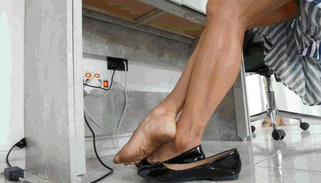 Her dirty feet in ballet flats MP4 (1920x1080) FHD