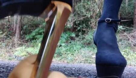 女装ヒールでぬいぐるみを踏み潰す クラッシュフェチ 脚フェチ crush fetish crossdresser trampling heels