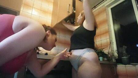 Fingering her deep and insatiable navel~ Returning the favor (WMV version)