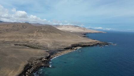 Spying girl masturbation at the public beach