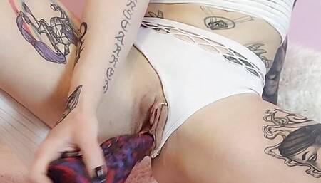 Vends-ta-culotte - French tattooed beauty masturbates with a big dildo