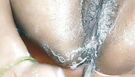Bathroom me Desi bhabhi pussy fucking belan finger