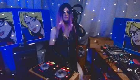 TITS & TECHNO - who would watch this on weekly livestream?