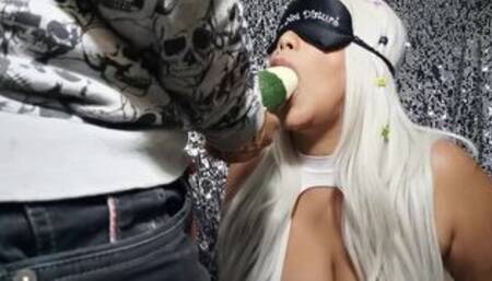 Lissa Tyler estuvo adivinando sabores con los ojos vendados y él le hizo tragar su semen también