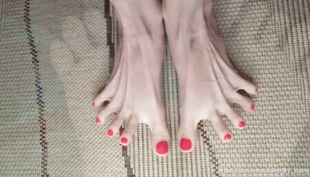 For fans of my feet ???? Spreading and curling my toes. Close-up of my toes and soles.