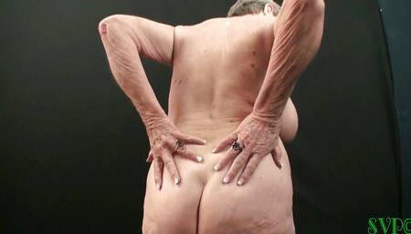 Hot Cougar GILF Shows off Her Sexy Body