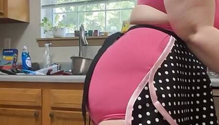 Horny MILF LIVE in an Apron Cleaning