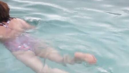 I expose myself on the beach and make cocks hard, I masturbate in front of strangers