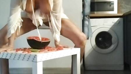 perverted mom eat watermelon and piss in it