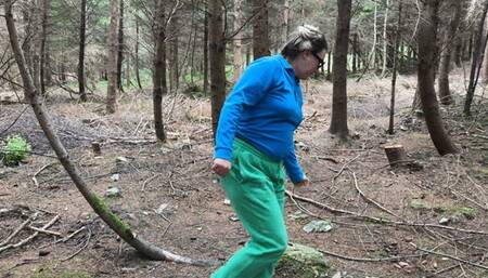 Stepmom desperate pee in the forest