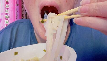 ramen noodle soup with tinies for giantess [4K]