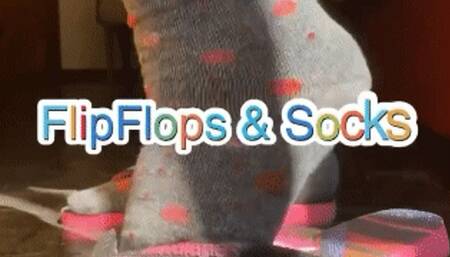Juliette-RJ Wearing socks and flip flops different pairs - SOCKS - FLIP FLOPS - DANGLING FLIP FLOPS - WIGGLING TOES ON SOCKS - BBW FEET - FOOT FETISH - SOCKS AND FLIP FLOPS FETISH