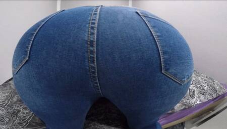 Bubble, wet, smelly loud! Great fart clip