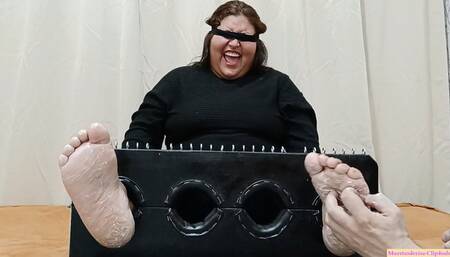 Lickling and tickling the Lisa´s wide feet