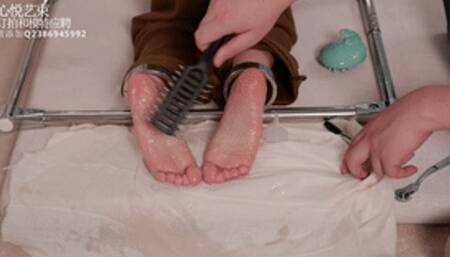 xy123-A pair of beautiful little feet are handcuffed and tickled