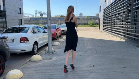 The girl in high-heeled shoes twisted her leg badly and now can't walk properly