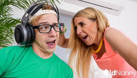 Blonde mature Beenie penetrated by horny young boyfriend