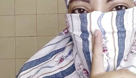 Muslim Arab Big Tits Stepmom MILF Masturbates Fat SQUIRT Pussy In Niqab And Shows Big Muslim Tits In Niqabi And Hijab