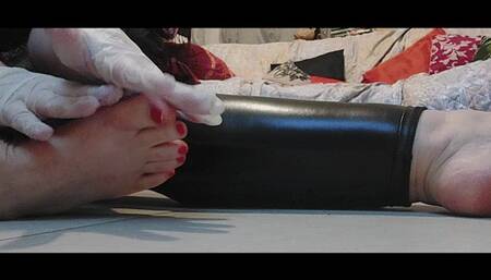 MY BEATIFUL BIG FEET 41 (US 10, UK 8) AND MY HANDS WITH LATEX GLOVES POV HD