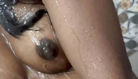 Desi Bhabhii bathing viral video part2