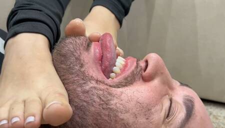 Doormat licking my dirty feet ! 4K