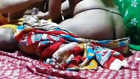 Desi Young Bhabi's tight ko kitchen mein paella