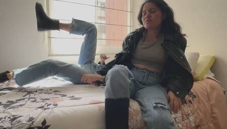 Dos lesbianas cumplen su fetiche de follar con chaquetas y botas de cuero