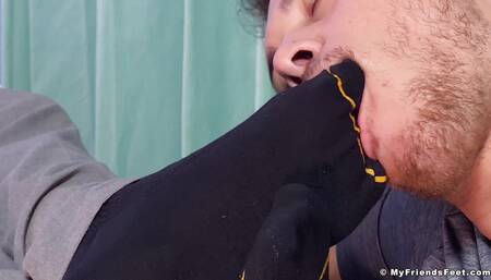 Bearded Businessman Lando Receives Weekend Foot Worship