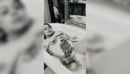 Super sized mature bbw takes a jiggly belly bath