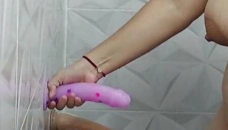 The horny Samara masturbates in the shower