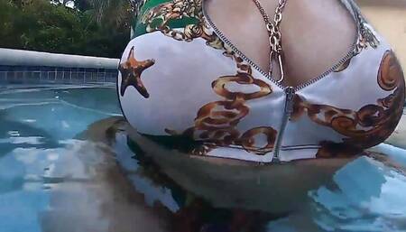 Ryan Smiles Underwater PAWG Twerk & Pussy Masturbation