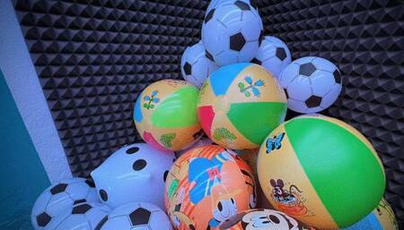 Cheap vs Expensive BeachBall? 26 Beachballs tested against our over 205 kg’s combined weight!