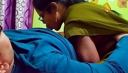 Mysore IT professor Vandana Hot Viral fucking with Student in Saree and Bra