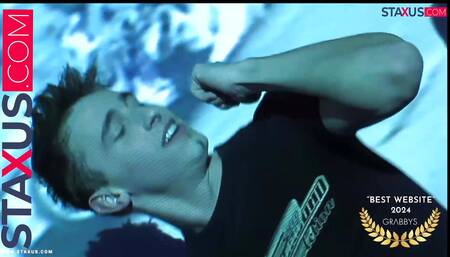 STAXUS ::  Party with friends. Delicious ending