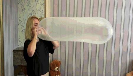 Jeanette and the condom XXL MP4