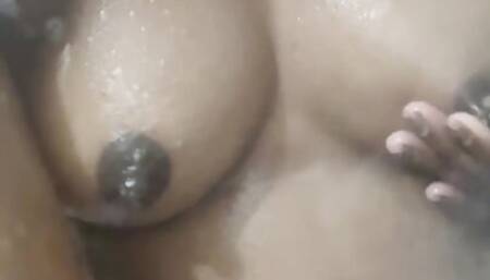 Sexy Bhabhii bathing video goes viral-2