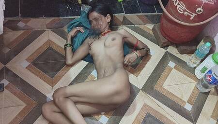 Sunita bhabhi kitchan me chudai karwai our phir kitchan me nahane lagi