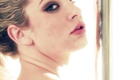 Dahlia dildos her tight wet pussy