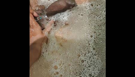 Indian Lady Gets Mood in the Early Morning and Fucks His Partner Who Is Resting in Bathtub Naked