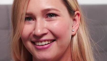 Beauty Called a Fan to Jerk off Together