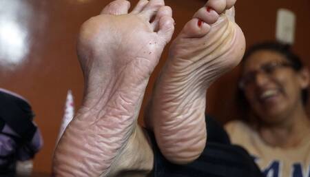 Sofia teases her arched and wrinkled creamed feet! - MOV