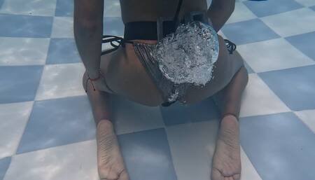 LIZ FARTS UNDERWATER