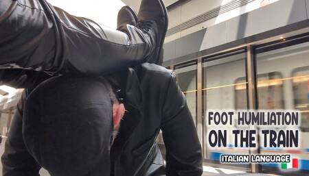 Foot humiliation on the train - Umiliazione pubblica in treno - HD