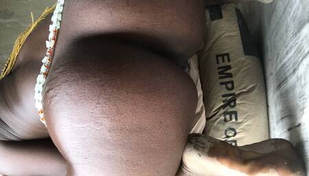Sexy goddess showing off her nice African body whiles strangers r passing by