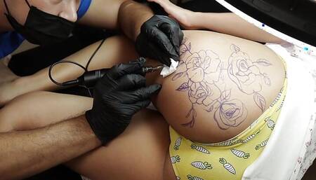 Tattoo Artist can't focus while he saw Female Client's Big Ass !