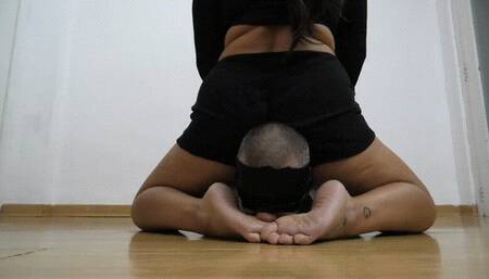 VIDEO REQUEST TIED SLAVE WORSHIPS SMELLY FEET 2