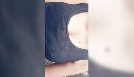 Today Exclusive-sexy Desi Bhabhi Showing Boob...