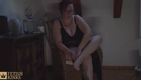 Sexy curvy Lizz massages her feet after hard day