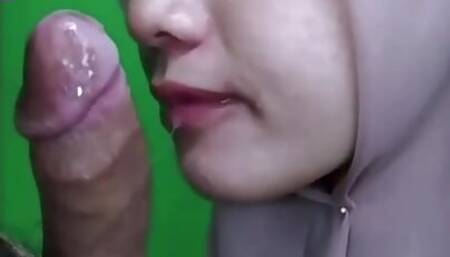 Hijab chick is good at blowjob